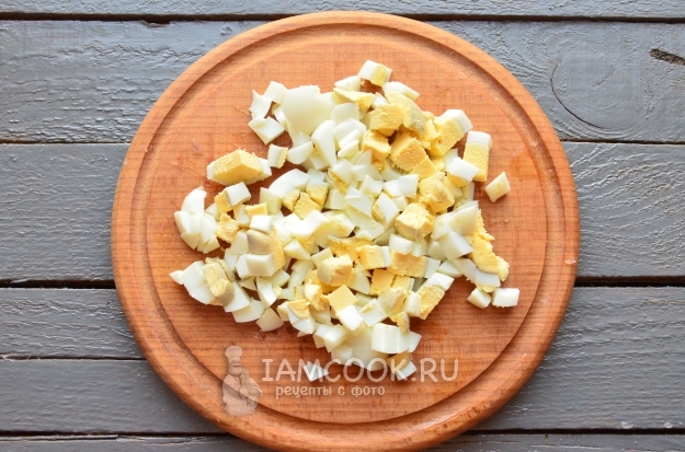 Порезать яйца