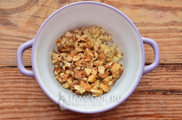 Положить грецкие орехи