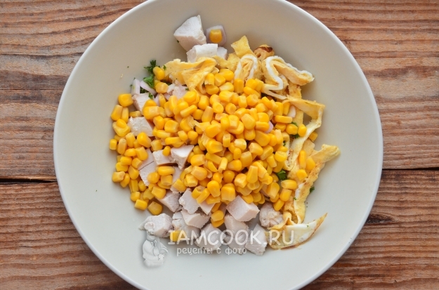 Положить кукурузу в салат