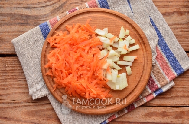 Порезать лук и морковь