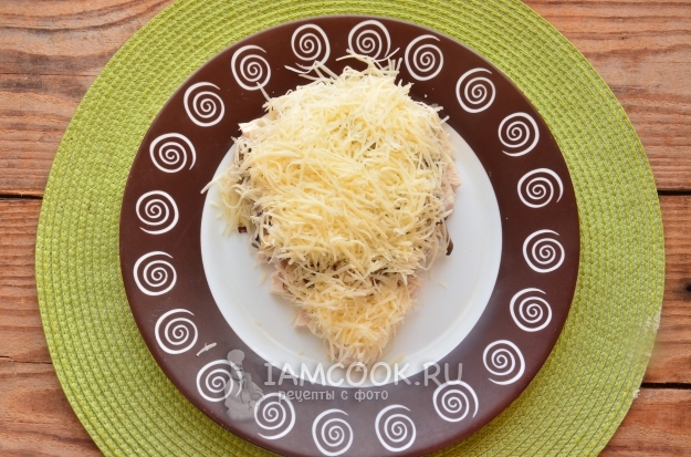 Положить слой тертого сыра