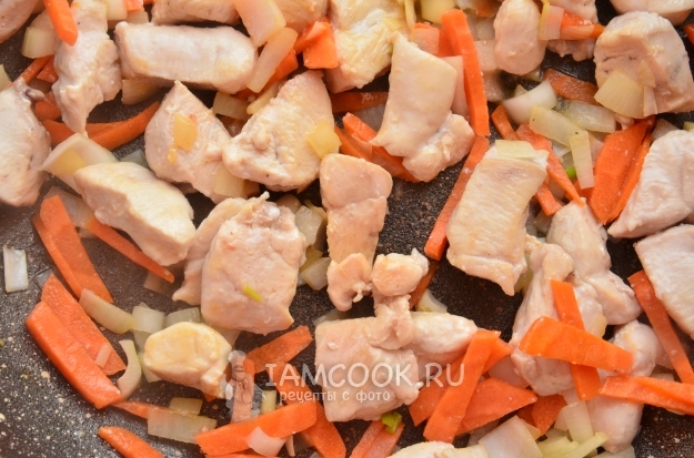 Положить мясо к овощам