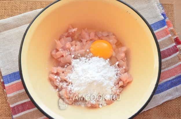 Добавить яйцо и крахмал