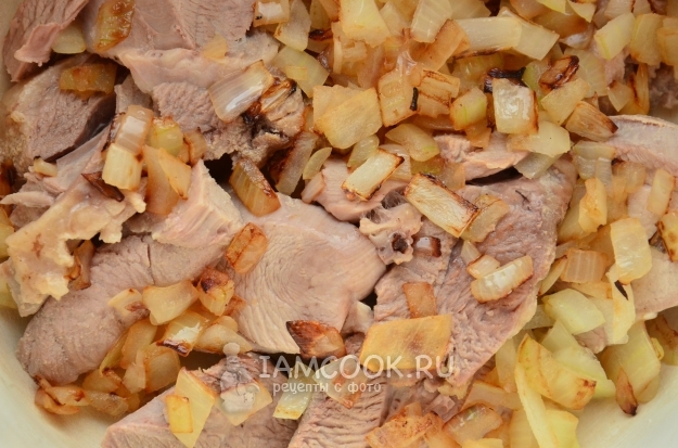 Соединить мясо с луком