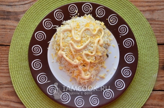 Полить майонезом