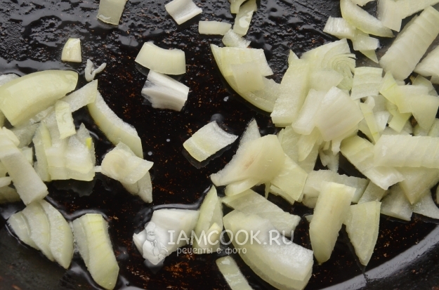 Обжарить лук