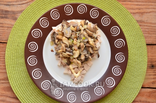 Положить слой грибов с луком