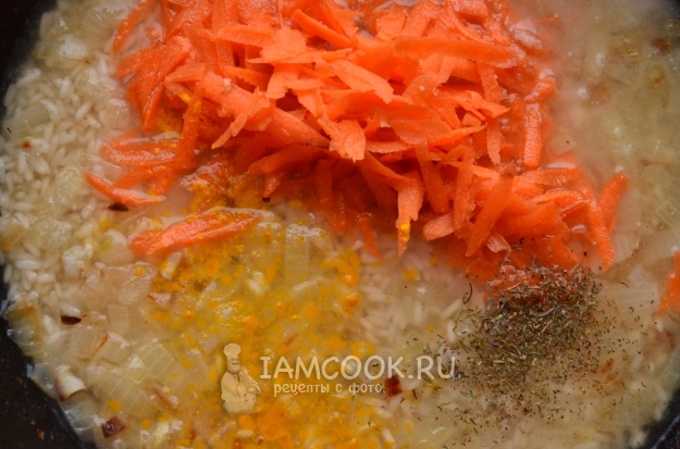 Добавить морковь и специи