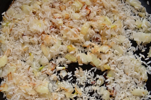 Всыпать к луку рис