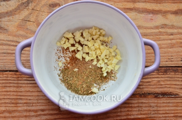 Соединить чеснок и специи