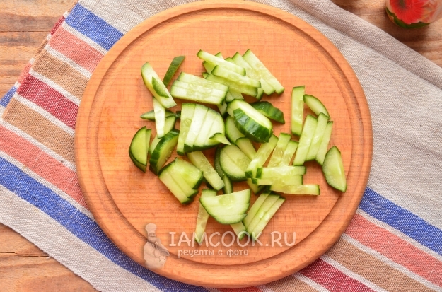 Порезать огурцы