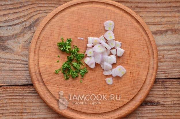 Порезать лук и зелень