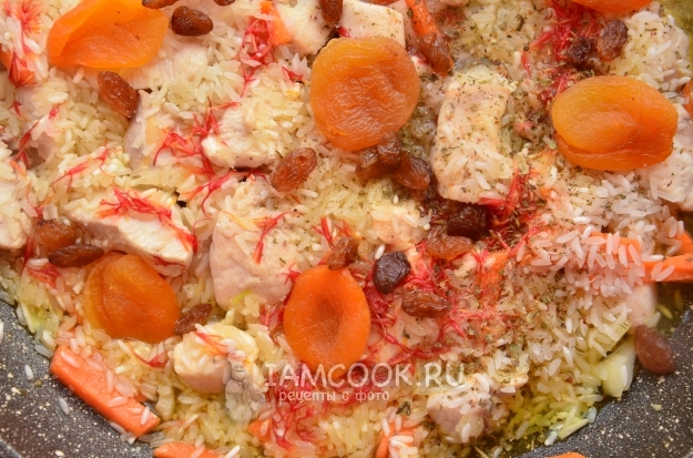 Положить сухофрукты