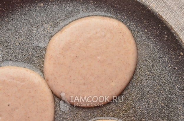 Положить тесто на сковороду