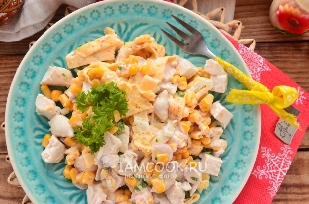 Фото салата с яичными блинчиками и кукурузой
