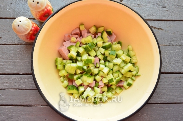 Порезать огурцы