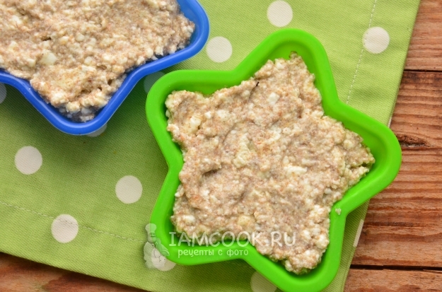 Выложить творожную массу в форму