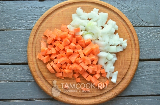 Порезать лук и морковь