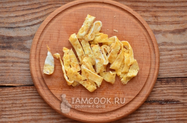 Порезать яичные блинчики