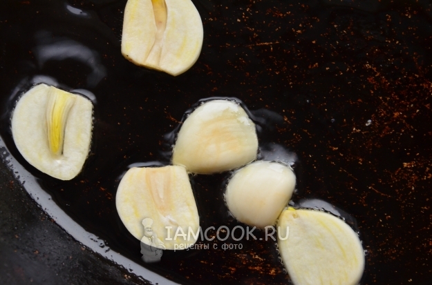 Обжарить чеснок