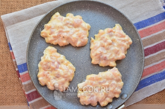 Положить фарш на сковороду