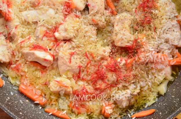 Всыпать соль и специи