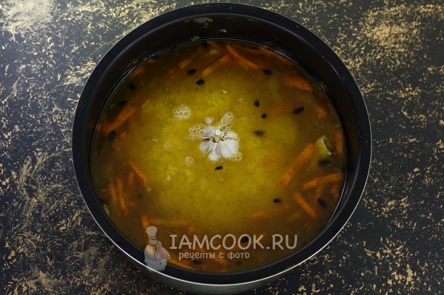 Добавить рис, чеснок и воду