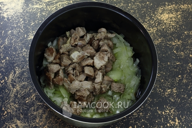 Положить мясо к луку