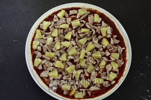 Положить ананасы