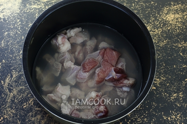 Положить мясо в воду
