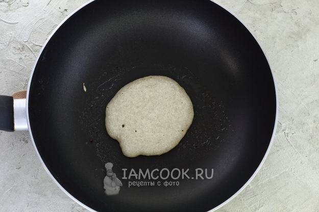 Положить тесто на сковороду
