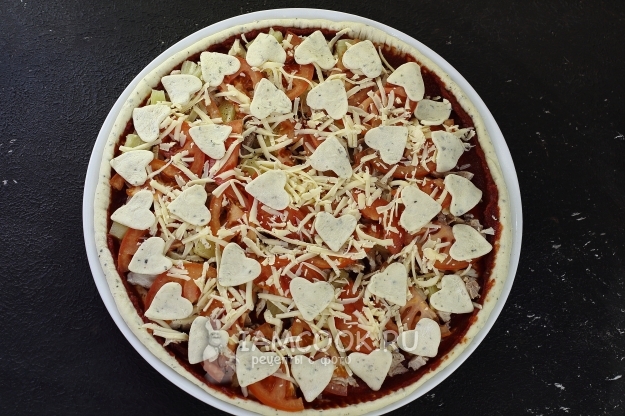 Положить сердечки из теста