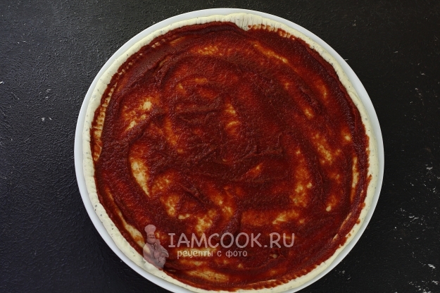 Смазать тесто кетчупом