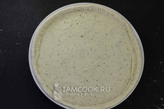 Выложить тесто в форму