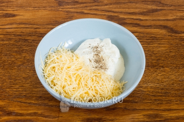 Соединить сметану и сыр