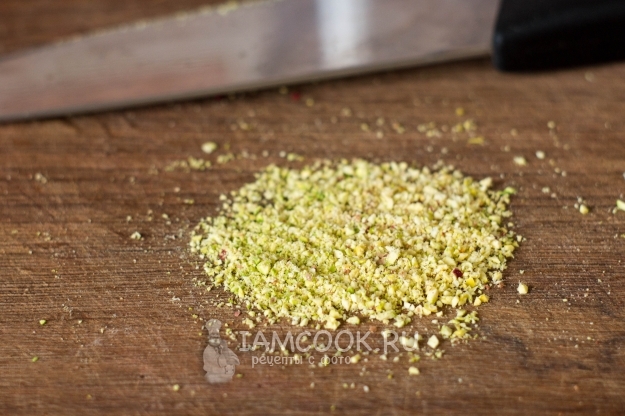 Измельчить фисташки