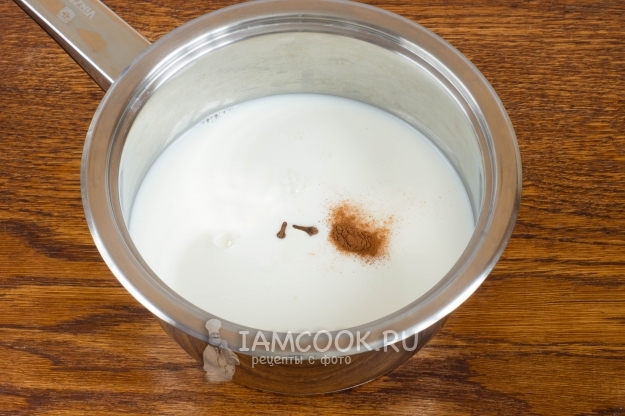 Положить в молоко корицу и гвоздику