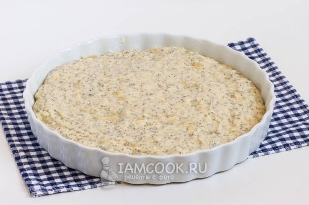 Переложить тесто в форму