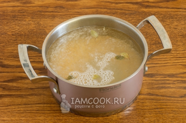 Положить горох в воду