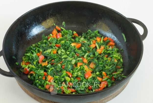 Обжарить шпинат с перцем