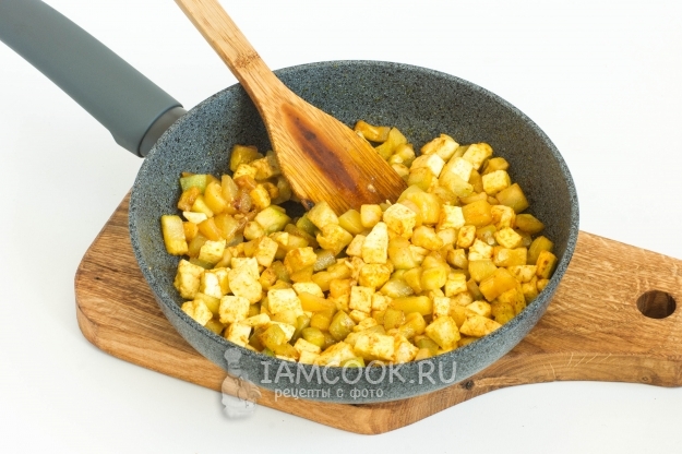 Обжарить кабачки с сыром