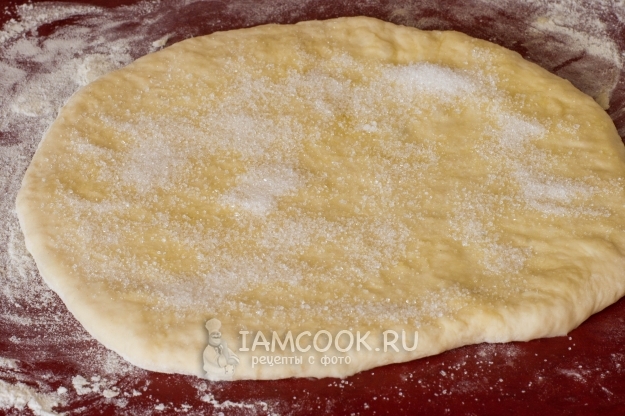 Посыпать тесто сахаром