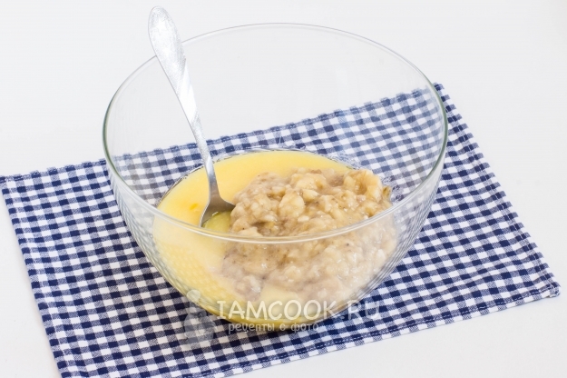 Положить банановое пюре