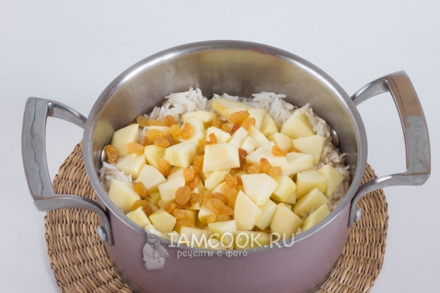 Положить изюм и яблоки