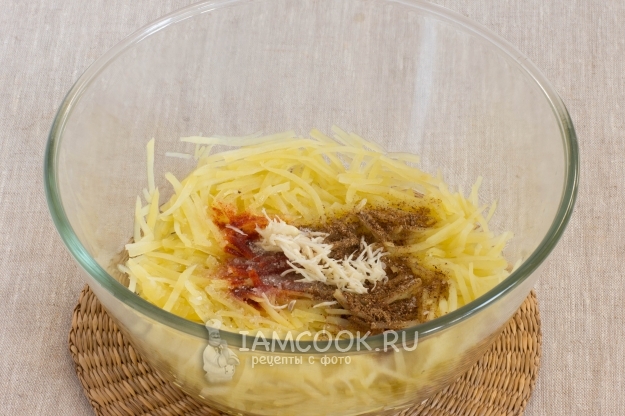 Положить чеснок и специи