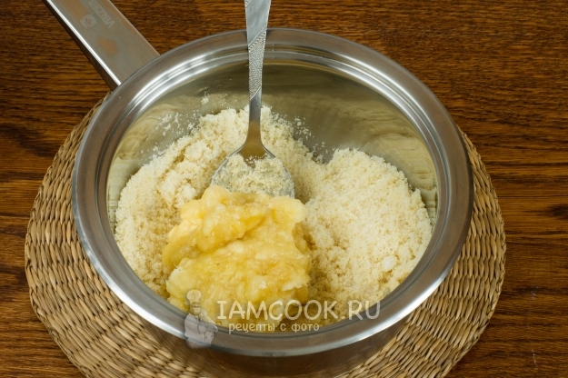 Положить банановое пюре