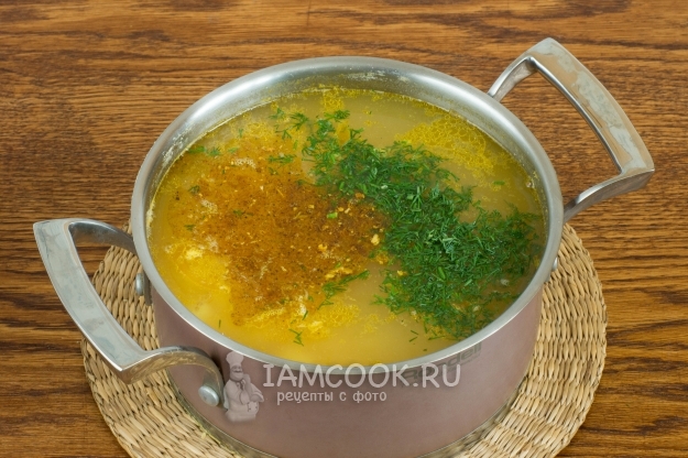 Добавить горячее масло и зелень