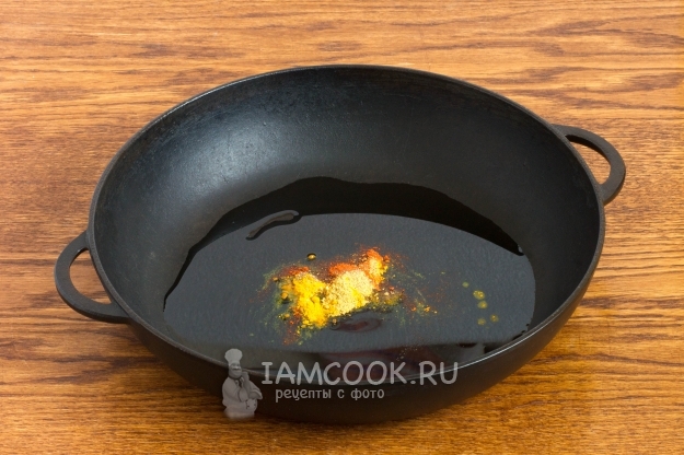 Всыпать в масло специи