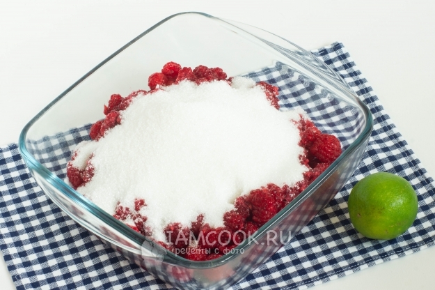 Засыпать малину сахаром