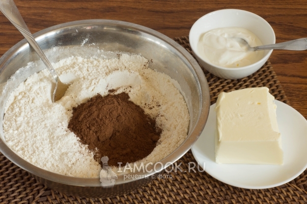 Соединить муку, сахар и кэроб